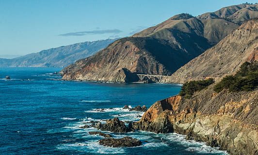 montanha da rocha, ao lado, corpo, agua, montanha, azul, céu, montanha marrom, cadeia de montanhas, mar, litoral, natureza, scenics, panorama, de praia, penhasco, rock - objeto, ao ar livre, ninguém, destinos de viagem, dia, scenics - natureza, Rocha, beleza na natureza, terra, sólido, tranquilidade, cena tranquila, cena não urbana, costa rochosa, 5K, CC0, domínio público, royalty free