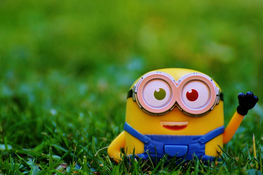 selectiu, focalitzar la fotografia, minion, herba, figura, minions, onada, joguines, divertit, nens, groc, joguina, color verd, a l'aire lliure, naturalesa, davant o pati del darrere, cap gent, dia, planta, centrar-se en primer pla, representació, art i artesania, primer pla, camp, terra, diversió, enfocament selectiu, representació humana, 1080P