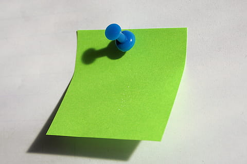 verd, enganxós, nota, fixat, empenta, pin, blau, paper, publica-ho, oficina, llista, memo, memòria, Stickies, comunicació, nota adhesiva, papereria, color, colorit, fixació, informació, notes, lliçó, color verd, primer pla, a l'interior, fons blanc, cap gent, miniatures, recordatori, ombra, pin correcte, tir de l'estudi, senzillesa, subministrament d’oficina, tauler d'anuncis, còpia espai, dos objectes, bloc de notes, en blanc, 4K, CC0, domini públic, lliure de regalies
