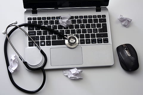 schwarz, grau, Laptop-Computer, kabellos, Computermaus, Laptop, Maus, Stethoskop, Notizbuch, Tastatur, Computer, Probleme, Hilfe, Unterstützung, Schlüssel, mobiles Gerät, Arbeit, verlassen, Reparatur, Tabelle, Technologie, Innenministerium, Arbeitsplatz, pc arzt, Computerausrüstung, Kommunikation, Verbindung, kabellose Technologie, Computer Tastatur, Schreibtisch, direkt darüber, keine Leute, High Angle View, drinnen, medizinisches Instrument, Internet, Computernetzwerk, 4K, CC0, gemeinfrei, lizenzfrei