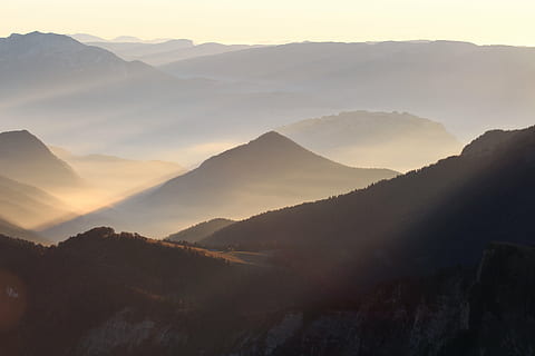 antenne, udsigt, bjerg, highland, Sky, himmel, topmøde, kam, landskab, natur, dal, morgen, solopgang, tåge, solnedgang, bjergtop, solopgang - daggry, scenics, bakke, udendørs, skønhed i naturen, bjergkæde, scenics - natur, ro, miljø, rolig scene, silhuet, ingen mennesker, ikke-urbane scene, sky - himmel, sol, majestætisk, rejse, dramatisk landskab, bjergrygge, 5K, CC0, offentligt domæne, royaltyfrie