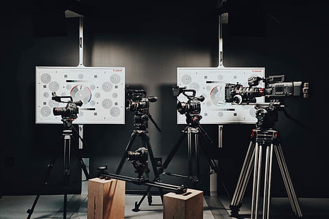 schwarz, Video, DSLR-Kameras, Stative, vier, sortiert, Videorecorder, Kamera, Stativ, Videokamera, Kanon, Kameraausrüstung, Technologie, drinnen, Fotografie-Themen, Ausrüstung, Industrie, keine Leute, Lichtanlage, Fotoausrüstung, Kommunikation, Verbindung, Studio, Kunst, Kultur und Unterhaltung, Kamera - Fotoausrüstung, Maschinen, Rundfunk-, die Medien, Vorbereitung, Fernsehstudio, Licht - natürliches Phänomen, Bühne, Garage, Dreharbeiten, hinter den Kulissen, Digitalkamera, 4K, CC0, gemeinfrei, lizenzfrei