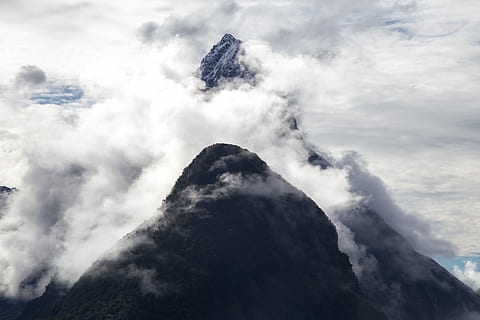 Nahaufnahmen, eisbedeckter Berg, Berg, Wolke, Wolkengebilde, Dramatischer Himmel, Hügel, wolke - himmel, Himmel, Flachwinkelansicht, keine Leute, Schönheit in der Natur, Natur, Tag, Szenen - Natur, draußen, Gipfel, Umgebung, Formation, Rock, Rauch - physische Struktur, Nicht-städtische Szene, Bewegung, ruhige Szene, Ruhe, 4K, CC0, gemeinfrei, lizenzfrei