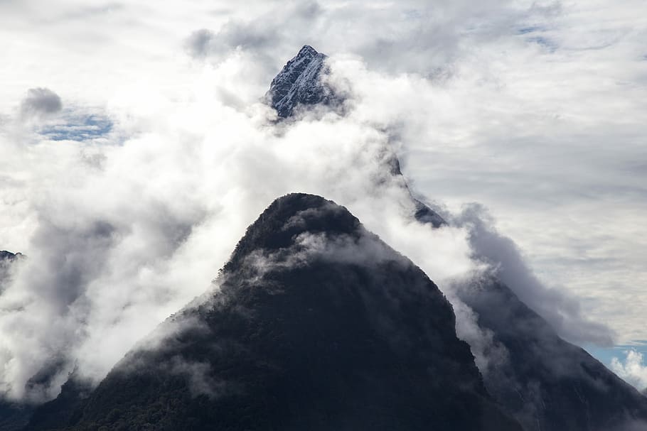 Nahaufnahmen, eisbedeckter Berg, Berg, Wolke, Wolkengebilde, Dramatischer Himmel, Hügel, wolke - himmel, Himmel, Flachwinkelansicht, keine Leute, Schönheit in der Natur, Natur, Tag, Szenen - Natur, draußen, Gipfel, Umgebung, Formation, Rock, Rauch - physische Struktur, Nicht-städtische Szene, Bewegung, ruhige Szene, Ruhe, 4K