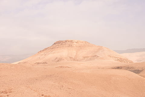 dessert marrone, fotografia di paesaggio, deserto, Marrone, sabbia, nuvole bianche, giorno, collina, nube, sabbioso, natura, paesaggio, asciutto, montagna, cielo, clima arido, terreno estremo, Paesaggi, all'aperto, nessuno, area selvaggia, duna di sabbia, roccia - oggetto, la tranquillità, scena tranquilla, terra, ambiente, scenics - natura, bellezza nella natura, clima, viaggio, roccia, nuvola - cielo, semi arido, 4K, CC0, dominio pubblico, privo di copyright