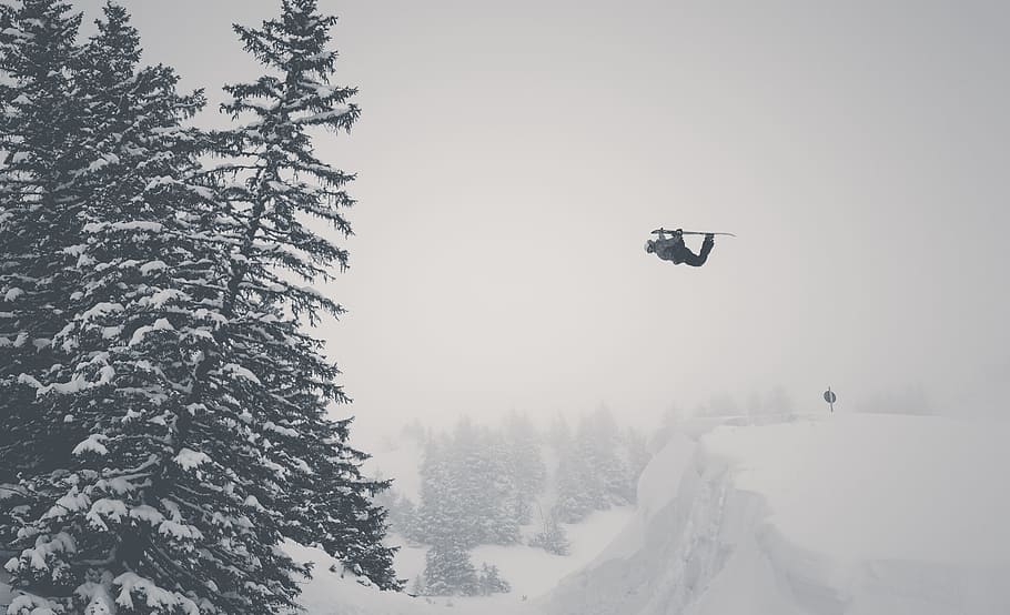 l'uomo salta, montagna di neve, utilizzando, lame da sci, nero, elicottero, cielo, bianca, nevoso, campo, la neve, inverno, natura, montagna, all'aperto, paesaggio, freddo - temperatura, Paesaggi, sport, sciovia, albero, foresta, temperatura fredda, tempo metereologico, pianta, volante, mezz'aria, bellezza nella natura, giorno, vertebrato, nessuno, uccello, scenics - natura, terra, nebbia, Pino, albero di conifere, 2K