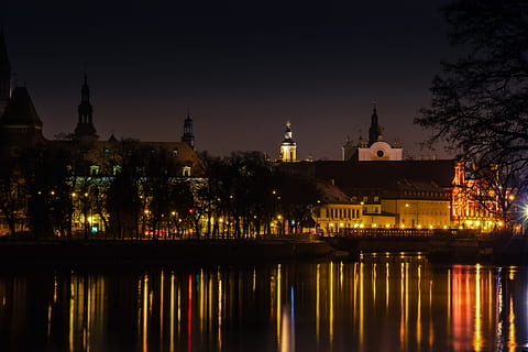 ciało, woda, pejzaż miejski, wrocław, rzeka, odra, Polska, odbicie, noc, oświetlenie, światła, idylliczny, historyczny, architektura, stary, Europa, brzeg, na zewnątrz budynku, zbudowana struktura, oświetlony, budynek, niebo, religia, cele podróży, nabrzeże, wiara, żadnych ludzi, miejsce kultu, Natura, Miasto, jezioro, duchowość, na dworze, iglica, 5K, CC0, domena publiczna, darmowe zdjęcia