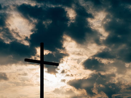 Schattenbildfoto, hölzern, Kreuz, grau, wolkig, Himmel, Gipfel, Alpen, Berg, Wanderung, oben, Symbol, Wolken, Christentum, religiös, Leistung, Wetter, Meteorologie, wolke - himmel, Religion, Spiritualität, Glauben, Wolkengebilde, Kreuzform, Dramatischer Himmel, Hoffnung - Konzept, Ostern, Kruzifix, Natur, keine Leute, Sturm, draußen, Vergebung, 4K