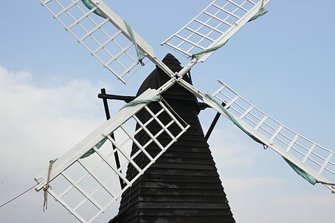 mulino a vento, restaurato, mulino, giorno, all'aperto, primavera, energia alternativa, energia rinnovabile, conservazione dell'ambiente, energia eolica, combustibile e produzione di energia, pannello solare, cielo, mulino a vento tradizionale, turbina eolica, turbina, Inquadratura dal basso, ambiente, natura, architettura, energia solare, struttura costruita, tecnologia, risorse sostenibili, Alimentazione elettrica, 5K, CC0, dominio pubblico, privo di copyright