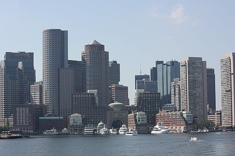 Stati Uniti d'America, boston, vista della città, architettura, città, vista, Massachusetts, grattacielo, esterno dell'edificio, moderno, skyline urbano, struttura costruita, costruzione, edificio per uffici esterno, cielo, acqua, paesaggio urbano, natura, lungomare, paesaggio, mezzi di trasporto, nave nautica, fiume, giorno, alto - alto, nessuno, all'aperto, distretto finanziario, 4K, CC0, dominio pubblico, privo di copyright