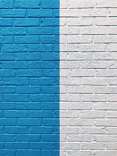 Blau, Weiß, gemalt, Wand, Ziegelwand, Farbe, Backstein, abstrakt, kreativ, Straße, Stadt, städtisch, Kontrast, Einteilung, Hintergründe, Vollbild, texturiert, Muster, die Architektur, Wandbau - Funktion, gebaute Struktur, keine Leute, Tag, weiße Farbe, Gebäudehülle, Nahansicht, draußen, Design, gestalten, Bodenbelag, Struktureffekt, türkisfarben, 4K, CC0, gemeinfrei, lizenzfrei