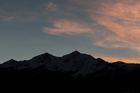 landskabsfoto, bjerg, dækket, sne, hvid, skyer, sort bjerg, overskyet, himmel, kam, Sky, natur, bjergtop, bjergkæde, landskab, scenics, udendørs, solnedgang, sky - himmel, skønhed i naturen, ingen mennesker, silhuet, scenics - natur, rolig scene, ro, miljø, ikke-urbane scene, snedækket bjerg, idyllisk, kold temperatur, vinter, 5K, CC0, offentligt domæne, royaltyfrie