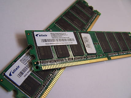 Due, bianco e verde, bastoni, memoria del computer, memoria, chip, tecnologia, montone, patatine fritte, hardware, componente, semiconduttore, DDRAM, del desktop, chip del computer, computer, scheda di circuito, parte del computer, componente elettrico, dati, scheda madre, industria elettronica, processore, avvicinamento, attrezzatura, macro, pc, memoria ad accesso casuale, comunicazione, in casa, nessuno, natura morta, tavolo, vista dall'alto, connessione, attrezzatura informatica, girato in studio, testo, numero, industria, 1080P, CC0, dominio pubblico, privo di copyright