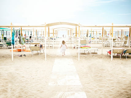 Foto, Mädchen, Weiß, Kleid, Gehen, Schatten, wirft, Mädchen in Weiß, Meer, Strand, Urlaube, draußen, Sommer-, Stuhl, Wasser, Reise, Reiseziele, Menschen, nur für Erwachsene, eine Person, Erwachsene, Tag, nur eine frau, die Architektur, gebaute Struktur, Gebäudehülle, zufällige Menschen, in voller Länge, Gebäude, Natur, Stadt, Sitz, Männer, Himmel, Sonnenlicht, Geschäft, hell erleuchtet, 4K, CC0, gemeinfrei, lizenzfrei