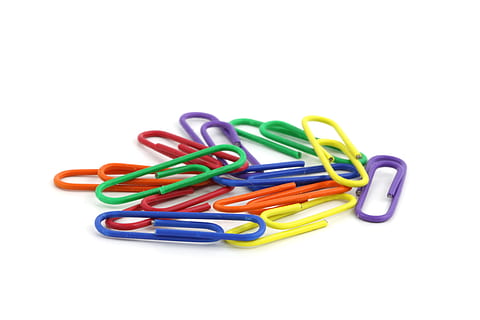graffette multicolori, multicolore, graffette, allegare, clip, tenere, isolato, ufficio, forniture, carta, bianca, sfondo, Stazionario, forniture per ufficio, graffetta per fogli, sfondo bianco, girato in studio, grande gruppo di oggetti, ritagliare, in casa, avvicinamento, natura morta, variazione, nessuno, scelta, gruppo di oggetti, copia spazio, fatto dall'uomo, gruppo, connessione, 4K, CC0, dominio pubblico, privo di copyright