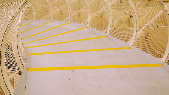 Weiß, Gelb, gestreift, Textil-, die Architektur, Design, Struktur, Gehweg, Treppe, Stufen und Treppen, gebaute Struktur, Geländer, keine Leute, Muster, Tag, Richtung, High Angle View, der Weg nach vorn, Metall, draußen, Sicherheit, weiße Farbe, Sonnenlicht, Schutz, Wandbau - Funktion, 720P, CC0, gemeinfrei, lizenzfrei