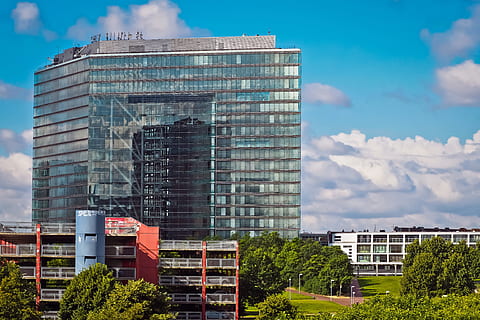 arquitectura, edifici, façana, finestra, edifici alt, modern, vidre, ciutat, alt, llocs d'interès, edifici modern, façana de la casa, arquitectura moderna, urbà, centre de la ciutat, düsseldorf, gratacels, vista, vista sobre la ciutat, porta de la ciutat, port de mitjans de comunicació, estructura construïda, exterior de l'edifici, cel, núvol - cel, naturalesa, exterior d’edifici d’oficines, dia, oficina, vidre - material, cap gent, planta, a l'aire lliure, alta - alta, reflexió, llum solar, districte financer, 4K, CC0, domini públic, lliure de regalies