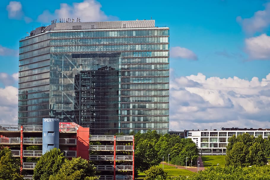 arquitectura, edifici, façana, finestra, edifici alt, modern, vidre, ciutat, alt, llocs d'interès, edifici modern, façana de la casa, arquitectura moderna, urbà, centre de la ciutat, düsseldorf, gratacels, vista, vista sobre la ciutat, porta de la ciutat, port de mitjans de comunicació, estructura construïda, exterior de l'edifici, cel, núvol - cel, naturalesa, exterior d’edifici d’oficines, dia, oficina, vidre - material, cap gent, planta, a l'aire lliure, alta - alta, reflexió, llum solar, districte financer, 4K