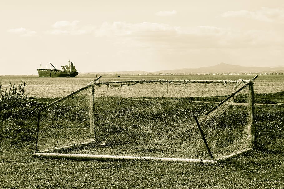 palo della porta, rotto, arrugginito, decadimento, indossare, ritiro, cielo, natura, terra, giorno, nessuno, campo, pianta, recinto, all'aperto, la tranquillità, erba, scena tranquilla, confine, barriera, acqua, scenics - natura, abbandonato, bellezza nella natura, mezzi di trasporto, 5K