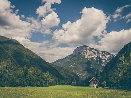 casa aproape de munte, maro, de lemn, casă, munţi, pădure, Munte, nor, alp, deal, căsuță, iarbă, vârf, colibă, baracă, cabină, copac, peisaj, verde, cer, nor - cer, scenice - natura, mediu inconjurator, frumusețe în natură, plantă, de munte, natură, liniște, teren, arhitectură, o scenă liniștită, nici o persoana, rural, zi, scenă non-urbană, în aer liber, varf de munte, 4K, CC0, domeniu public, fără drepturi de autor