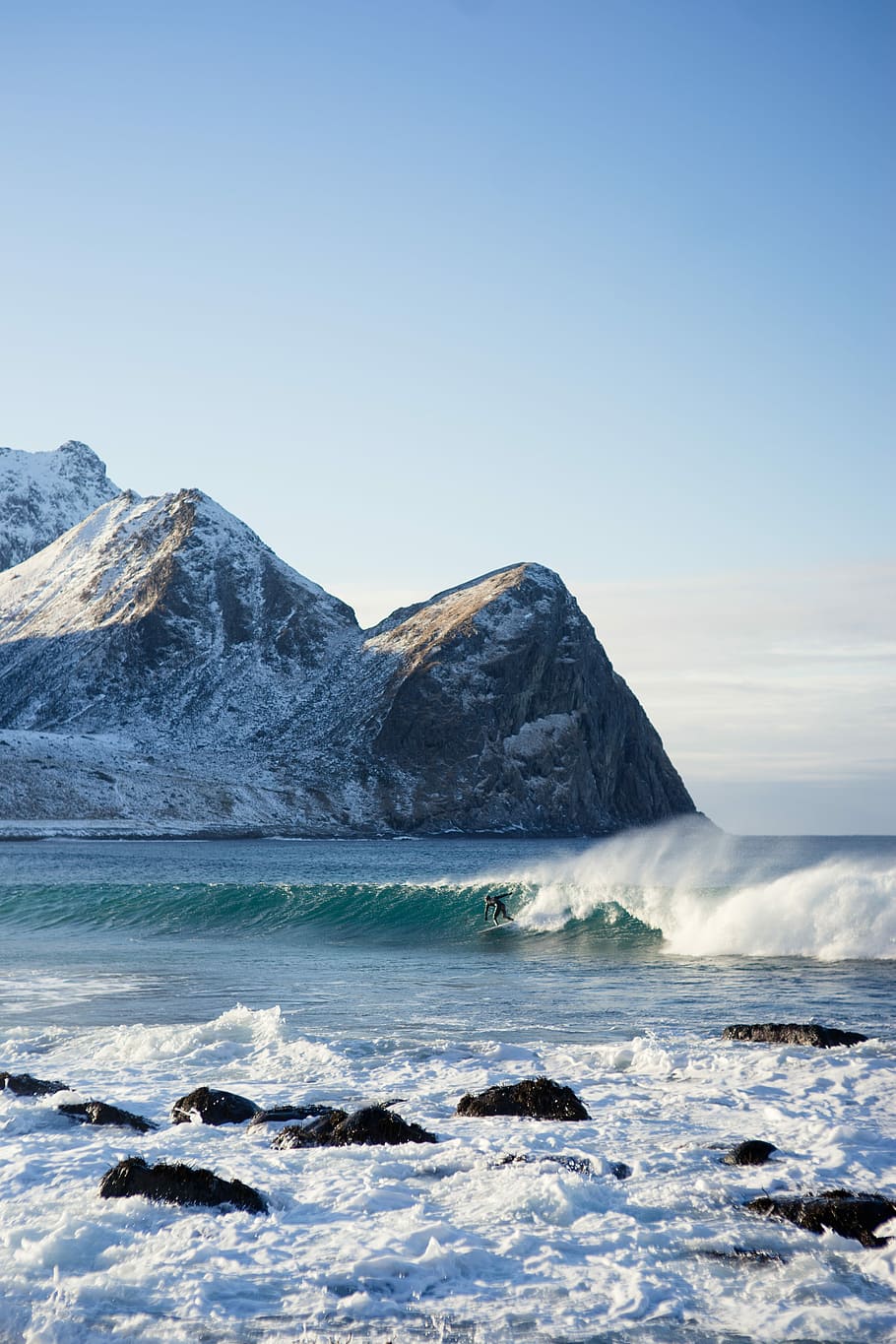 tablista, equitación, cuerpo, ola de agua, tiempo de día, persona surfeando, olas, azul, cielo, montaña, surf, navegar, ola, paseo, agua, belleza en la naturaleza, paisajes - naturaleza, cielo limpio, temperatura fría, escena tranquila, naturaleza, día, mar, nadie, invierno, frente al mar, idílico, tranquilidad, copia espacio, hielo, al aire libre, iceberg, Montaña cubierta de nieve, 5K