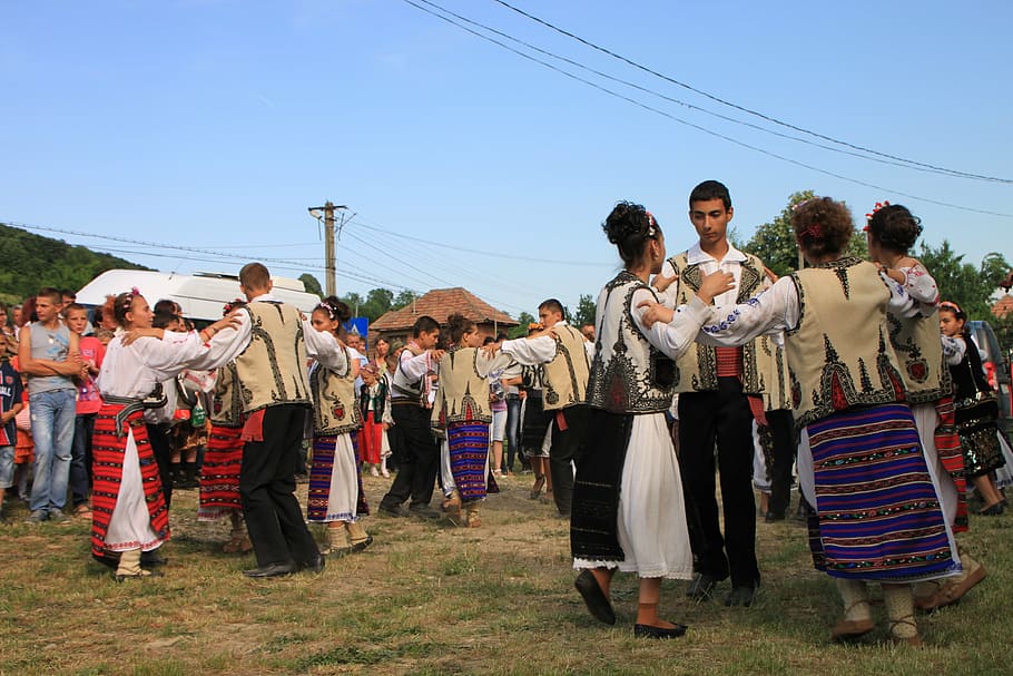 nens, ballant, conjunt, folk, gorj, izvorasul, negomir, gent, raci, romanès, jove, editorial, grup de persones, multitud, cel, gran grup de persones, persones reals, naturalesa, homes, roba, de peu, dia, dones, música, esdeveniment, roba tradicional, longitud completa, cel clar, cultura i entreteniment artístic, unió, Festival, 4K