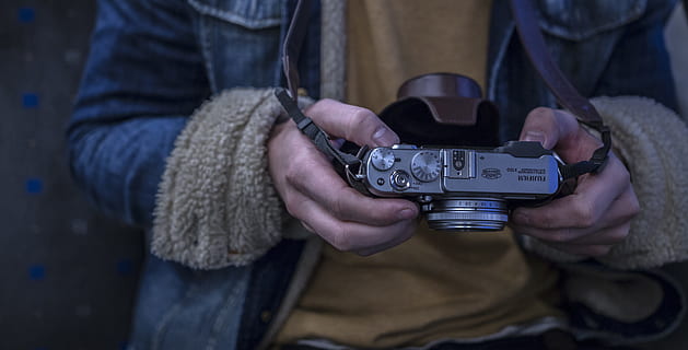 uomo, persona, mani, telecamera, macchina fotografica analogica, cappotto, vecchio, fotografo, fotografia, Vintage ▾, Sezione centrale, detenzione, tecnologia, adulto, in casa, persone, mano, mano umana, abilità, parte del corpo umano, avvicinamento, abbigliamento casual, uomini, comunicazione, due persone, vista frontale, inverno, precisione, vestiti caldi, 5K, CC0, dominio pubblico, privo di copyright