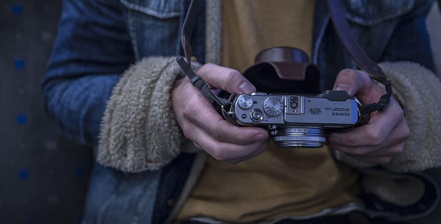 uomo, persona, mani, telecamera, macchina fotografica analogica, cappotto, vecchio, fotografo, fotografia, Vintage ▾, Sezione centrale, detenzione, tecnologia, adulto, in casa, persone, mano, mano umana, abilità, parte del corpo umano, avvicinamento, abbigliamento casual, uomini, comunicazione, due persone, vista frontale, inverno, precisione, vestiti caldi, 5K