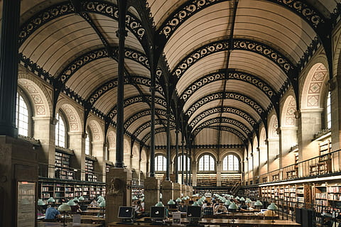 gri, beton, clădire, interior, oameni, bej, negru, bibliotecă, studiu, arc, carte, arhitectură, masa, vechi, istoric, colegiu, plafonul boltit, fereastră, citit, student, grindă, lampă, în interior, construită, tavan, zi, oameni adevărați, grup de oameni, turism, călătorie, femei, istorie, destinații de călătorie, stiluri de viață, oameni apropiați, trecutul, consecutiv, coloană arhitecturală, bogat ornamentat, arhitectură și artă, 4K, CC0, domeniu public, fără drepturi de autor