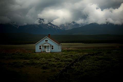 casa, camp de gespa, gris, cel, blau, marró, fusta, mig, greenfield, núvol, muntanya, camp, herba, sol, graner, aïllat, ennuvolat, arbre, abandonat, fosc, tempestuós, desolada, núvol - cel, edifici, medi ambient, arquitectura, paisatge, estructura construïda, cap gent, escenics - natura, exterior de l'edifici, naturalesa, religió, bellesa a la natura, terra, lloc de culte, cel malhumorat, a l'aire lliure, petit, muntanya nevada, casa de camp, 5K, CC0, domini públic, lliure de regalies