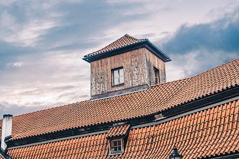 Prag Hausdach, &, Himmel, braun, Ziegeldach, tagsüber, Gebäude, Dach, Muster, rot, Orange, die Architektur, Gebäudehülle, gebaute Struktur, Dachziegel, wolke - himmel, Backstein, Wohngegend, Haus, Natur, Geschichte, keine Leute, Stadt, Wand, Uhr, die Vergangenheit, Fenster, Flachwinkelansicht, 4K, CC0, gemeinfrei, lizenzfrei