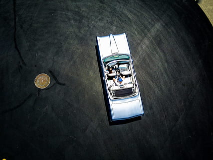 autíčko, mince, stůl, horní, kolo, zlaté barvy, Šedá, vozidlo, diecast, kov, stupnice, Modelka, pontiac, vibrací, vysoký úhel pohledu, nikdo, venku, detail, den, přeprava, přímo nad, způsob dopravy, stálý život, auto, bohatství, Příroda, motorové vozidlo, námořní plavidlo, silnice, stroje, stín, dva objekty, 4K, CC0, veřejná doména, bez autorských práv