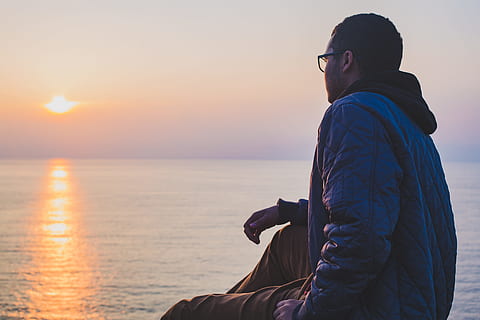 om, ședință, corp, apă, ocean, timpul zilei, om în albastru, jacheta albastra, mal, zori de zi, cerul alb, în aer liber, natură, mare, apus de soare, stiluri de viață, o persoana, oameni, relaxare, bărbați, cer, adult, femei, lumina soarelui, stil de viata sanatos, vacante, spațiu copie, vedere din spate, doar un singur om, orizontul peste apă, doar barbati, oameni adevărați, Activitatea de agrement, scenice - natura, frumusețe în natură, activitate, orizont, fotografii tematice, aparat de fotografiat - echipament fotografic, tehnologie, liniște, soare, haine calde, 5K, CC0, domeniu public, fără drepturi de autor