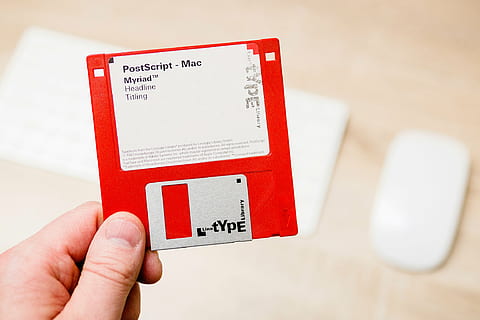 orang, memegang, merah, floppy, cakram, teknologi, penyimpanan, disk, tangan manusia, bagian tubuh manusia, tangan, orang-orang, bisnis, keuangan, merapatkan, teks, dalam ruangan, dewasa, aksesibilitas, keamanan, bagian tubuh, tiket, aksara barat, komunikasi, konsumerisme, ekonomi, jari, 1080P, CC0, domain publik, bebas royalti