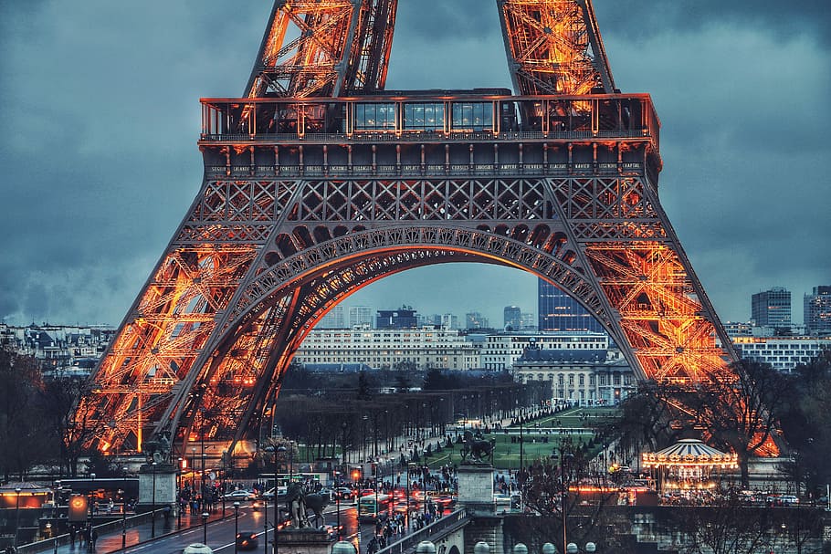 Eiffeltårnet, nattetid, eiffeltårnet paris, nat tid, tårn, bygning, struktur, milepæl, arkitektur, Frankrig, Europa, nat, lys, belyst, overskyet, aften, pari, by, bue, bygget struktur, rejsemål, himmel, transportmidler, bro, bro - menneskeskabt struktur, natur, ingen mennesker, bygning udvendig, rejse, forbindelse, metal, skumring, transportform, sky - himmel, bybilledet, 5K