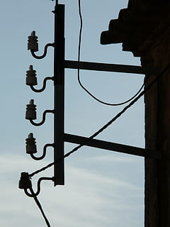 isolator, nuværende, strømkabel, Strommast, energi, elektricitet, nuværende flow, elektriske ledere, lave, isolation, overhead linje, himmel, lav vinkel visning, ingen mennesker, natur, silhuet, udendørs, kabel, meddelelse, dag, arkitektur, metal, teknologi, forbindelse, skumring, bygget struktur, skilt, Strømforsyning, sky - himmel, 2K, CC0, offentligt domæne, royaltyfrie