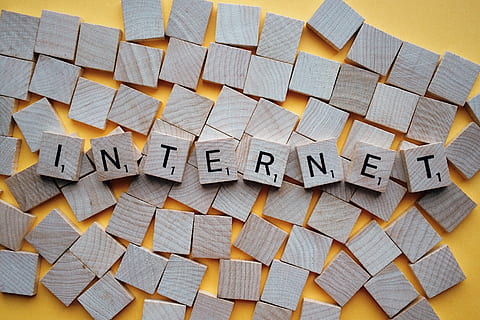 cartes de fusta per internet, Internet, xarxa, en línia, web, connexió, menjar i beguda, text, primer pla, menjar, a l'interior, comunicació, cap gent, tir de l'estudi, menjar dolç, dia, guió occidental, natura morta, gran grup d'objectes, vista d’angle alt, frescor, taula, carta, alfabet, material de fusta, abundància, patró, pasta, arranjament, temptació, missatge, mat de lloc, 2K, CC0, domini públic, lliure de regalies