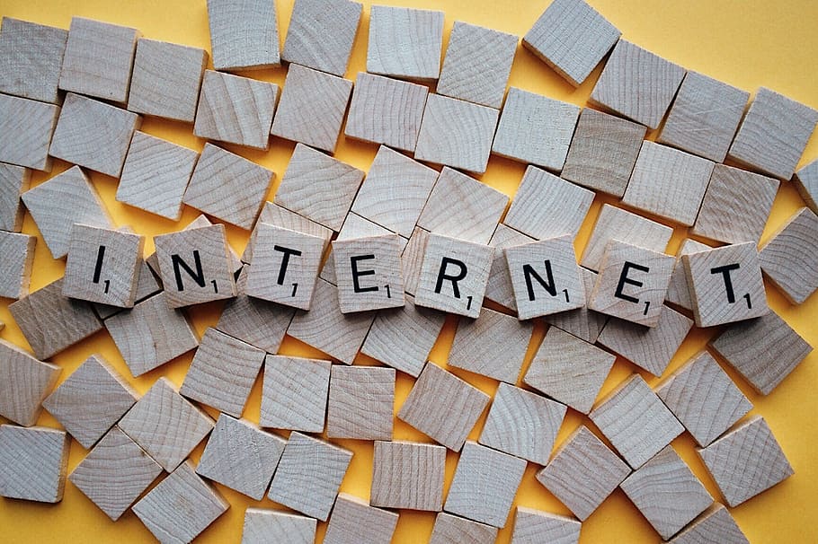 cartes de fusta per internet, Internet, xarxa, en línia, web, connexió, menjar i beguda, text, primer pla, menjar, a l'interior, comunicació, cap gent, tir de l'estudi, menjar dolç, dia, guió occidental, natura morta, gran grup d'objectes, vista d’angle alt, frescor, taula, carta, alfabet, material de fusta, abundància, patró, pasta, arranjament, temptació, missatge, mat de lloc, 2K