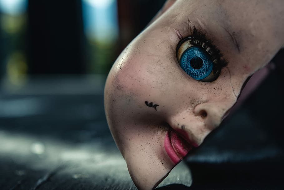 overfladisk, fokus fotografering, baby dukke, halv ansigt, porcelæn dukke ansigt, dukke, ansigt, øje, blå, snavset, kropsdel, tæt på, menneskelig kropsdel, en person, fokus på forgrunden, portræt, menneskeligt ansigt, sorg, barn, blå øjne, hovedskud, menneskelige øje, kigger på kameraet, barndom, emotion, afkom, indendørs, ond, dråbeformet, overvejelse, uskyld, depression - sorg, 4K