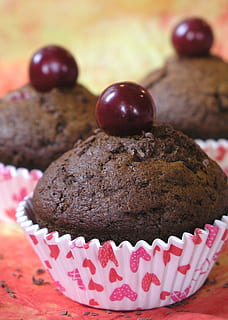 tre cupcakes, muffin, kage, cookie, bagning, hjemmelavet, sur kirsebærmuffins, sur kirsebærkage, chokoladechipmuffins, chokoladekage, mad, sødt mad, sød, mad og drikke, dessert, bagt, fristelse, overbærenhed, cupcake, friskhed, indendørs, klar til at spise, tæt på, usund spisning, stilleben, fokus på forgrunden, chokolade, bord, frugt, ingen mennesker, cupcake holder, snack, 1080P, CC0, offentligt domæne, royaltyfrie
