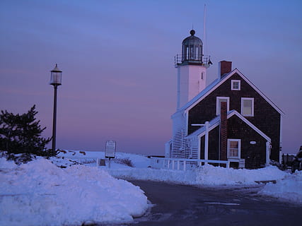 Haus, neben, Straße, Wintersaison, Leuchtturm, Winter, Schnee, Sonnenuntergang, Leuchtfeuer, Küste, kalt, Hafen, Meer, Eis, nautisch, Navigation, Natur, szenisch, Ufer, Weiß, Küsten, gefroren, Struktur, Warnung, Küstenlinie, Bucht, Wetter, Marine, Signal, Beratung, Sicherheit, führen, Strahl, Suchscheinwerfer, maritim, Dämmerung, sicher, Achtung, hoffen, navigieren, Suche, Linse, bewachen, Richtung, Erleuchtung, Alarm, Schutz, sichern, Seehafen, Wachturm, Scheinwerfer, Strand, Marine-, kalte Temperatur, draußen, gebaute Struktur, die Architektur, Gebäudehülle, Gebäude, Himmel, Turm, keine Leute, weiße Farbe, Schönheit in der Natur, Szenen - Natur, 4K, CC0, gemeinfrei, lizenzfrei