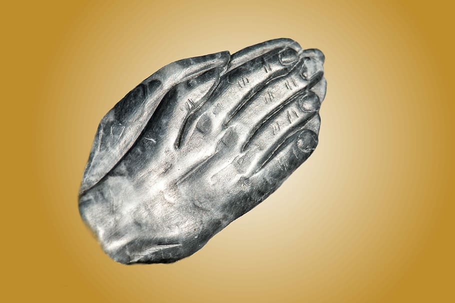 mani, pregare, argento oro, piegato, argento, oro, preghiera, Dio, meditazione, riposo, religione, cristianesimo, cristiano, riflessione, contemplativo, commemorare, fede, meditare, spirituale, girato in studio, sfondo colorato, sfondo giallo, nessuno, fossile, avvicinamento, in casa, natura morta, giallo, singolo oggetto, cibo e bevande, mangiare sano, cibo, freschezza, benessere, animale, ritagliare, vista dall'alto, forma, natura, sfondo beige, sfondo arancione, 4K