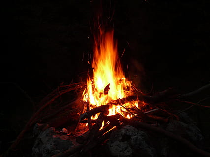 silhuet, lit, bål, ild, lejrbål, flamme, gløder, firelight, grill, Camping, lejr, romantik, brænding, varme - temperatur, brand - naturligt fænomen, nat, natur, træ - materiale, træ, log, jord, glødende, udendørs, bevægelse, ingen mennesker, orange farve, Brænde, mørk, helvede, 2K, CC0, offentligt domæne, royaltyfrie
