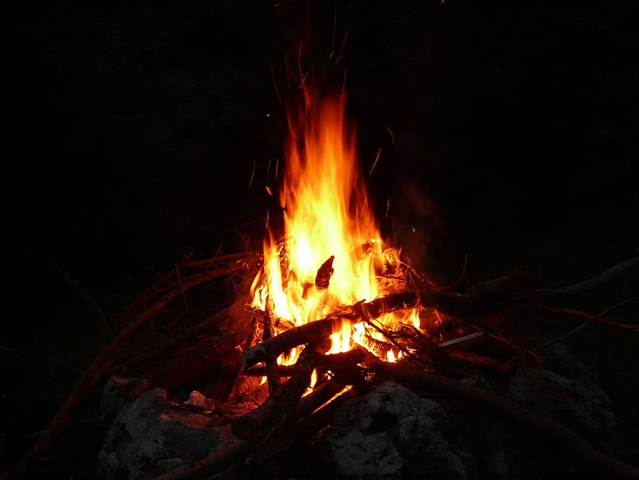 silhouette, illuminato, falò, fuoco, fuoco di bivacco, fiamma, bruciare, brace, luce del fuoco, barbecue, campeggio, campo, romanza, ardente, calore - temperatura, fuoco - fenomeno naturale, notte, natura, legno - materiale, legna, ceppo, terra, raggiante, all'aperto, movimento, nessuno, colore arancione, legna da ardere, buio, inferno, 2K