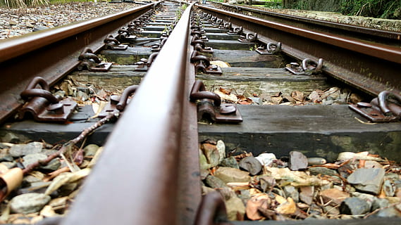 rail, ferrocarril, tren, pista, vies del ferrocarril, transport per ferrocarril, transport, metall, cap gent, manera de transport, dia, grava, connexió, enfocament selectiu, transport públic, naturalesa, a l'aire lliure, centrar-se en fons, rovellat, material de fusta, vista d’angle alt, corbata de ferrocarril, arquitectura, 5K, CC0, domini públic, lliure de regalies
