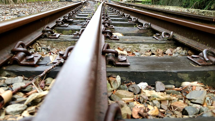 rail, ferrocarril, tren, pista, vies del ferrocarril, transport per ferrocarril, transport, metall, cap gent, manera de transport, dia, grava, connexió, enfocament selectiu, transport públic, naturalesa, a l'aire lliure, centrar-se en fons, rovellat, material de fusta, vista d’angle alt, corbata de ferrocarril, arquitectura, 5K