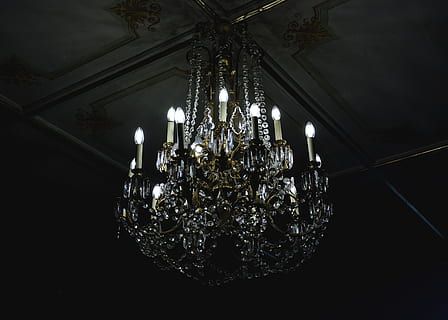 illuminato, lampadario di cristallo uplight, chiaro lampadario uplight, lampadario, luce, fulmine, soffitto, architettura, sospeso, nessuno, tecnologia, in casa, giorno, attrezzatura per l'illuminazione, Inquadratura dal basso, ricchezza, lusso, ornato, elettricità, decorazione, struttura costruita, luce pendente, luce elettrica, cristallo, modello, lampada elettrica, buio, apparecchio di illuminazione, direttamente sotto, 5K, CC0, dominio pubblico, privo di copyright