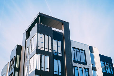 negro, blanco, Fotografía de ángulo bajo de edificios de concreto., gris, hormigón, casa, edificio, arquitectura, diseño, esquina, moderno, estructura construida, exterior del edificio, cielo, ventana, vista de ángulo bajo, naturaleza, nadie, azul, material de vidrio, ciudad, día, cielo limpio, al aire libre, fachada, financiar, edificio de oficinas exterior, lujo, pequeña, 5K, CC0, dominio público, libre de derechos