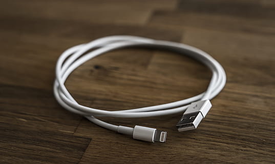 Weiß, 8-polig, 8-poliges Blitzkabel, braun, hölzern, Tafel, Blitz, Kabel, USB, Computer, Verbindung, Computerzubehör, Stecker, Datenkabel, Technologie, Datentransfer, verbinden, USB-Stecker, Transfer, Datenverarbeitung, edp, Hardware-, elektronisch, pc, USB-Kabel, Aufladekabel, Tabelle, Stillleben, Nahansicht, keine Leute, drinnen, Tag, Holz - Material, zwei Objekte, Fokus auf den Vordergrund, Kopfhörer, Hören, Musik-, Holz, einzelnes Objekt, Liebe, Schmuck, Elektrizität, Metall, Holzmaserung, 5K, CC0, gemeinfrei, lizenzfrei