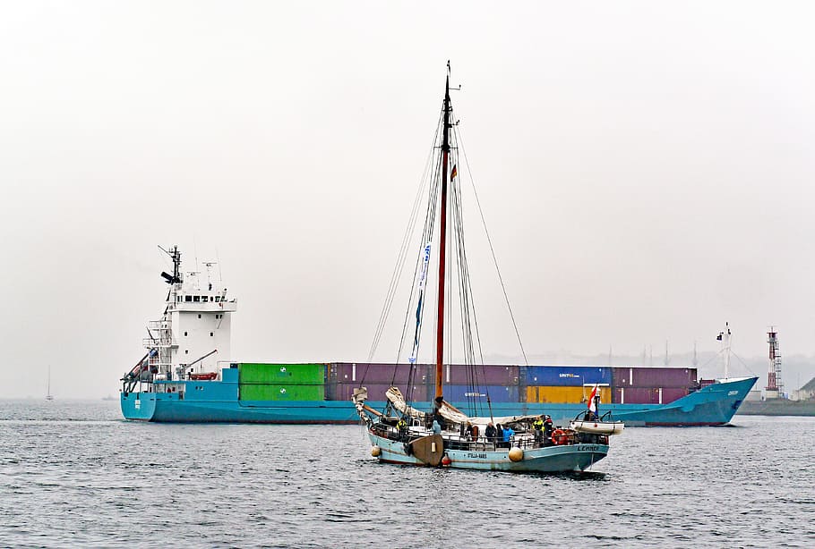 ungleiche Begegnung, Containerfrachter, Segelboot, einmaster, Kieler Firth, holtenau, eingang zum nord-ostsee-kanal, Leuchtturm, Seenebel, schlechte Aussicht, frachtschiff, Frachter, Container, Segeln reefed, Transport, Wasserfahrzeug, Transportmittel, Wasser, Meer, Himmel, Natur, Segeln, Schiff, Tag, klarer Himmel, Ufergegend, draußen, Mast, Pole, Segelschiff, Reise, keine Leute, Fischereiindustrie, 4K